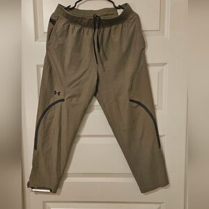 Women's Under Armour Ankle Pants. Medium. Olive Green Color.